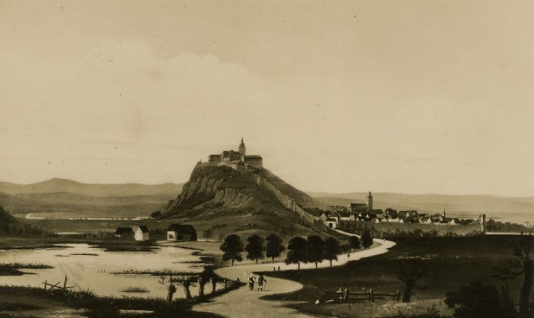2020-05-17_Siegburg 1825 Wanderer auf einem kurvenreichen Weg in einer Sumpfniederung vor einem Berg mit Stadtmauer, Kloster, rechts davon eine Stadt.