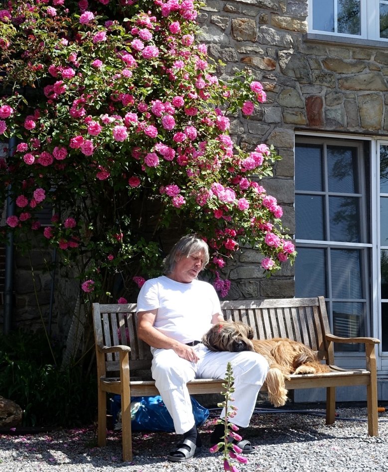 2020-05-25_Keramikmarkt Im Sitzen schlafender Mann und Hund auf einer Bank unter einem Rosenstock