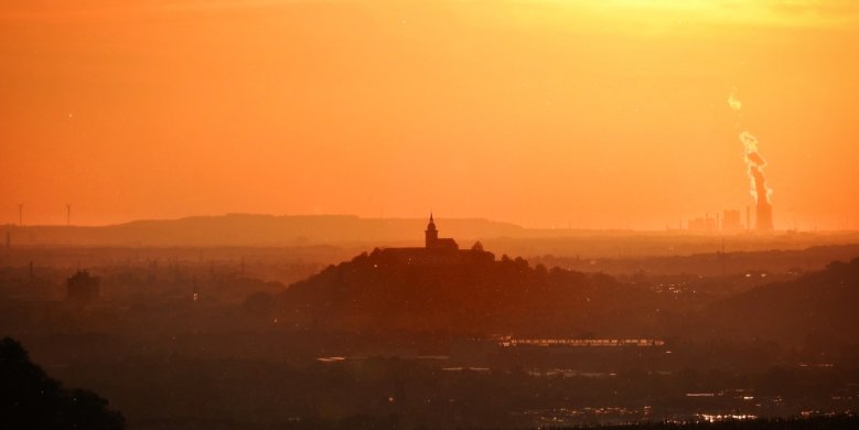2020-05-27_Michaelsberg-Stephan Baum Abendhimmel über dem Michaelsberg, im Hintergrund ein Hügel und ein Kraftwerk