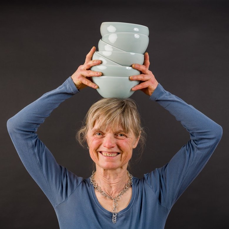 2020-05-27_Sabine Kratzer Frau mit Tontöpfen auf dem Kopf