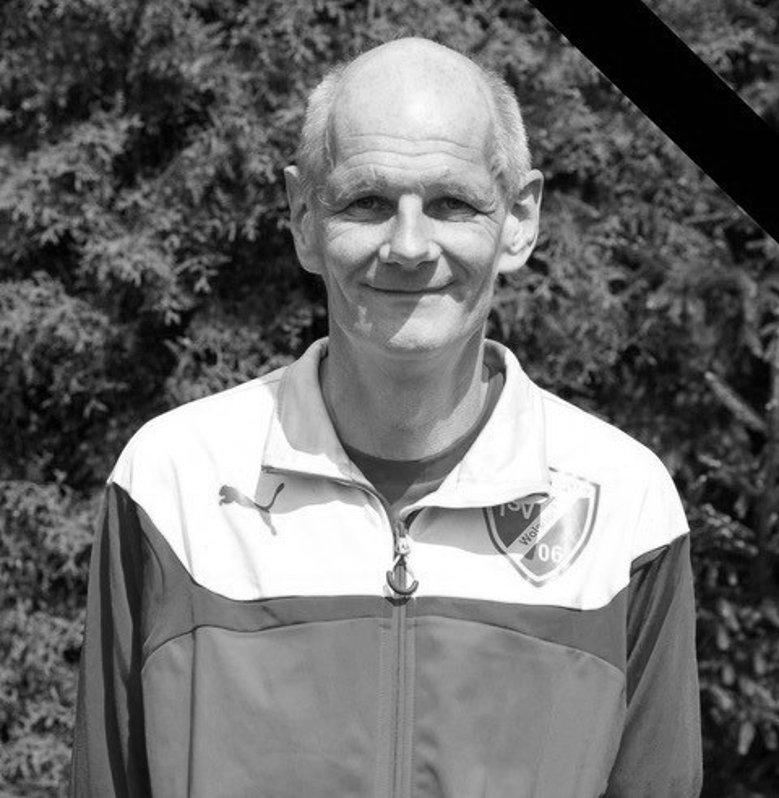 2020-05-30_frank-dombrowski Schwarz-weiß-Foto eines Mannes mit Trainingsanzug des TSV Wolsdorf