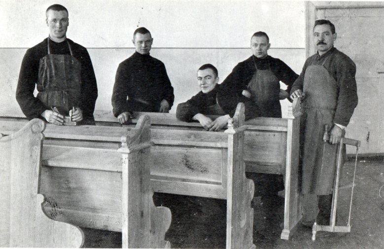 2020-11-08_abtei-tischler.jpg Die ersten Brüder des wieder gegründeten Benediktinerklosters auf dem Michaelsberg schreinern 1914 die Bänke für die Kirche