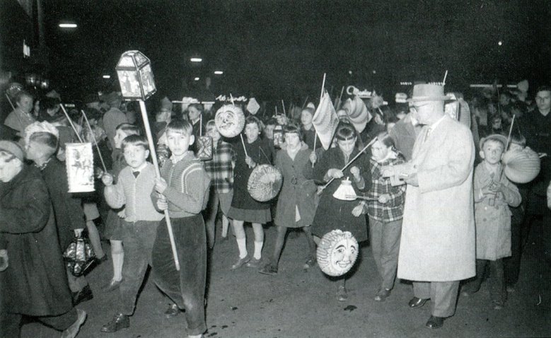 2020-11-11_martinszug-ev-volksschule-1958.jpg Martinszug der ev. Volksschule 1958