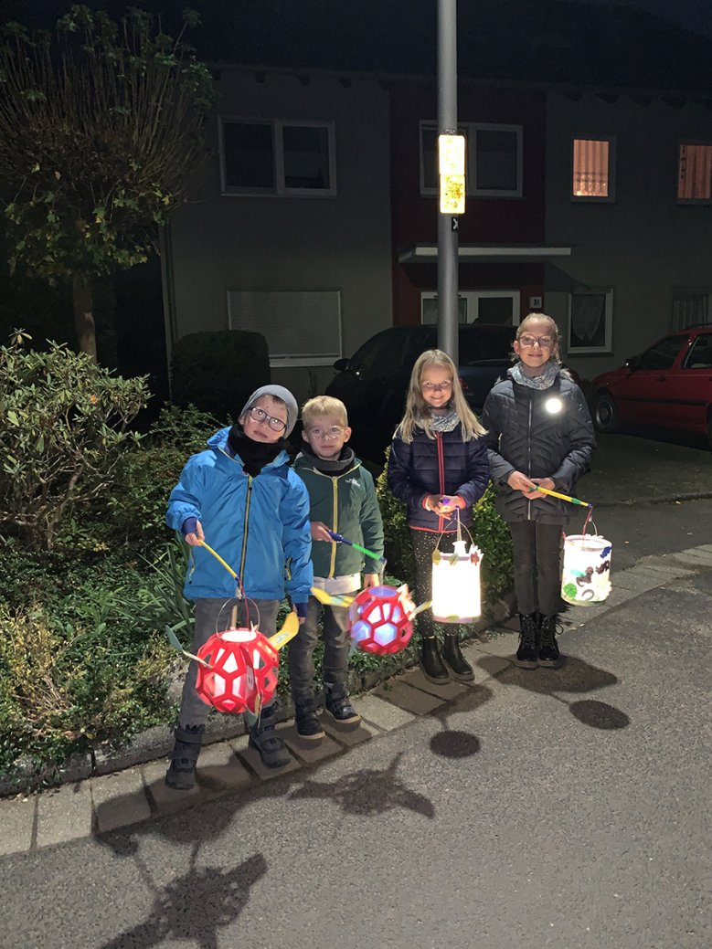 2020-11-11_St-Martin.jpg Kinder mit Martinslaternen