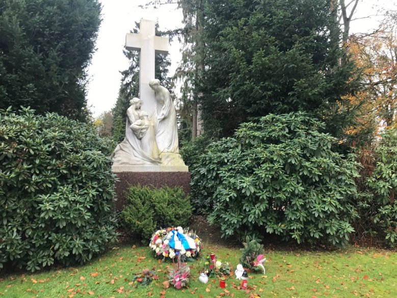2020-11-16_volkstrauerkranz Trauerkranz vor Denkmal auf dem Nordfriedhof
