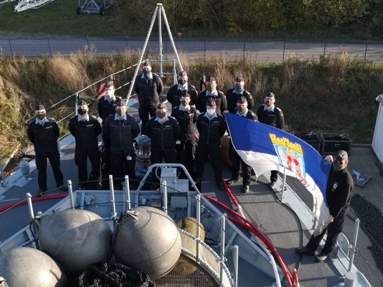 2020-11-17_patenboot.jpg Das Patenboot "Siegburg" mit Mannschaft