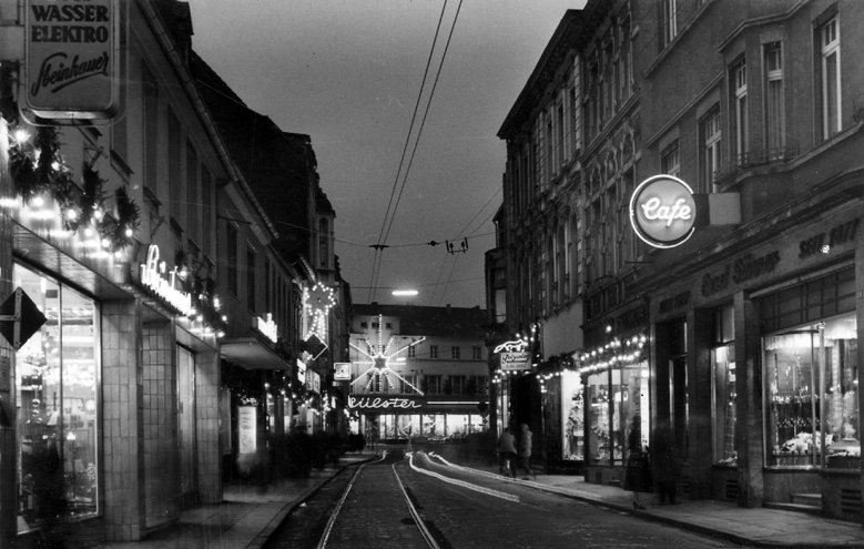 2020-11-19_kaiserstrasse.jpg Kaiserstraße um 1960, links Wasser Elektro Steinhauer, rechts Cafe Sünner, hinten Hülster