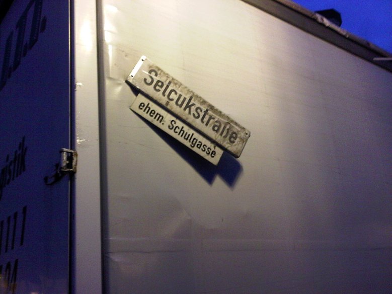2020-11-19_secuk-strassenschild.jpg Selcuk Straßenschild an der LKW-Plane