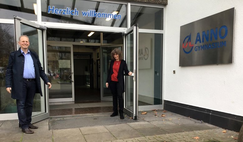 2020-11-24_anno-gymnasium.jpg Schulleiter Sebastian Kaas und die stellvertretende Schulleiterin Cordula Engel