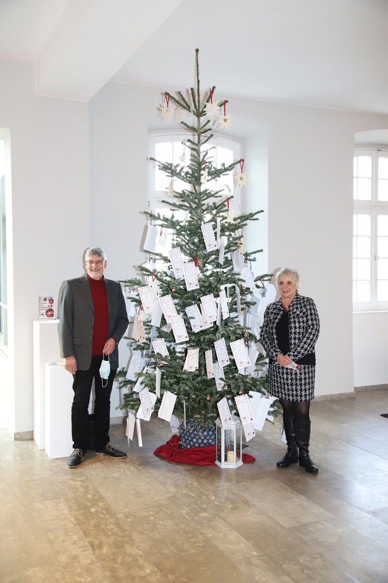 2020-11-24_ksi-wunschweihnachtsbaum.jpg Weihnachtswunschbaum im Rezeptionsbereich des KSI auf dem Michaelsberg