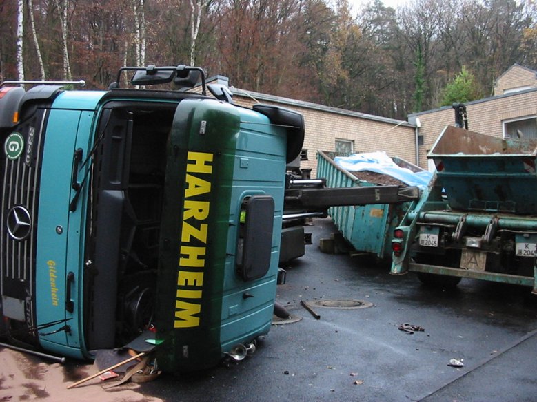 2020-11-24_unfall.jpg Spektakulärer Unfall in Kaldauen 2010