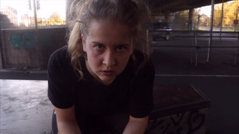 2020-11-25_ella-anschein-tanz-performance Junge Frau mit ängstlichem Blick in die Kamera