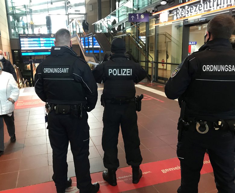 2020-11-25_ordnungsamt-bahnhof.jpg Ordnungsamtsmitarbeiter im Bahnhofsbereich