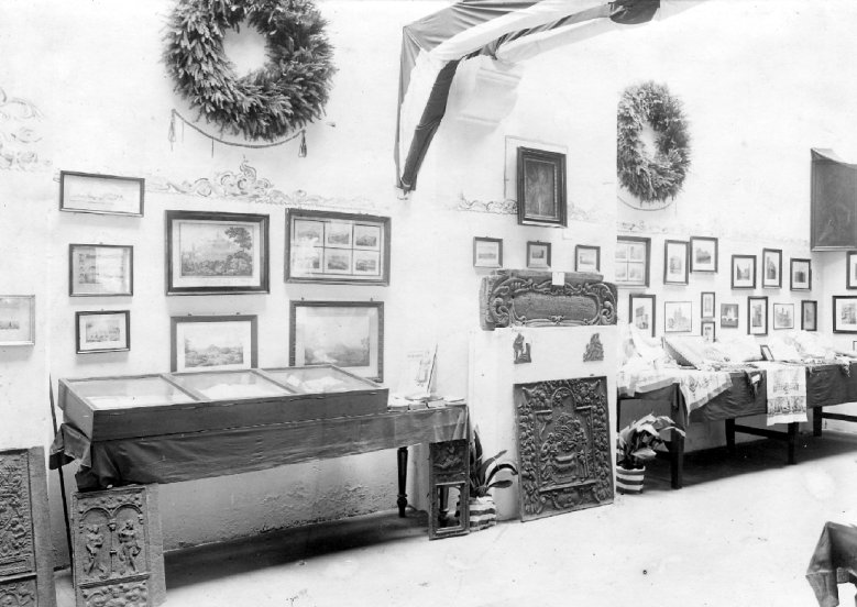 2020-11-25_sammlung-gav.jpg Sammlungsstücke des Geschichts- und Altertumsvereins im Jahre 1916, wahrscheinlich in der Abtei