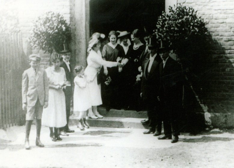 2020-11-25_synagoge.jpg Hochzeitsgäste der Familie Bernhard Wagner am Eingang der Synagoge in der Holzgasse/Brauhof um das Jahr 1930