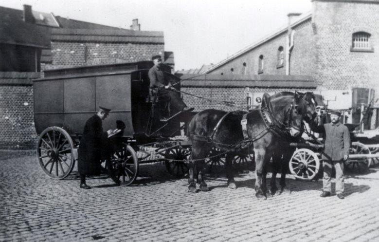 2020-11-29_gefaengniswagen.jpg Sammeltransportwagen vor dem Brückberger Gefängnis im Jahre 1920