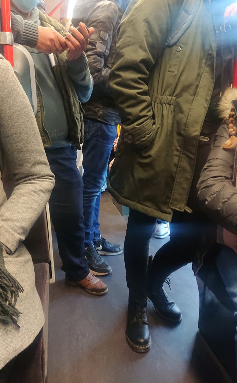 2020-11-30_corona-abstand-bahn.jpg Abstand in der Linie 66