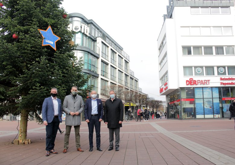 2020-11-30_weihnachtsbaum-europaplatz.jpg v.l.n.r.: Holger Hürten, Stefan Rosemann, Ralf Löbach und Andre Schmeis