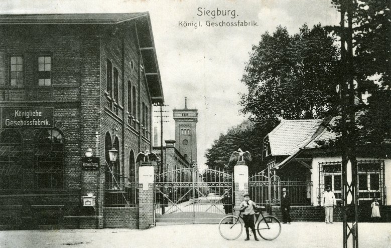 2020-10-02_geschossfabrik-13.jpg Geschossfabrik, Eingang Wilhelmstraße, das rechte Gebäude, damals Einlasskontrolle, steht noch heute an der Ecke Brückbergstraße