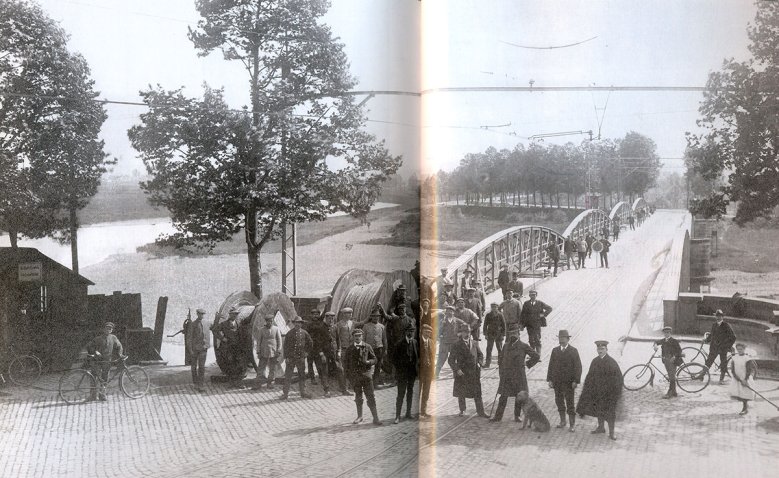 2020-10-02_stromnetz-siegbruecke.jpg Berggeist-Mitarbeiter bei der Stromkabel-Verlegung über die Siegbrücke an der Bonner Straße im Mai 1913