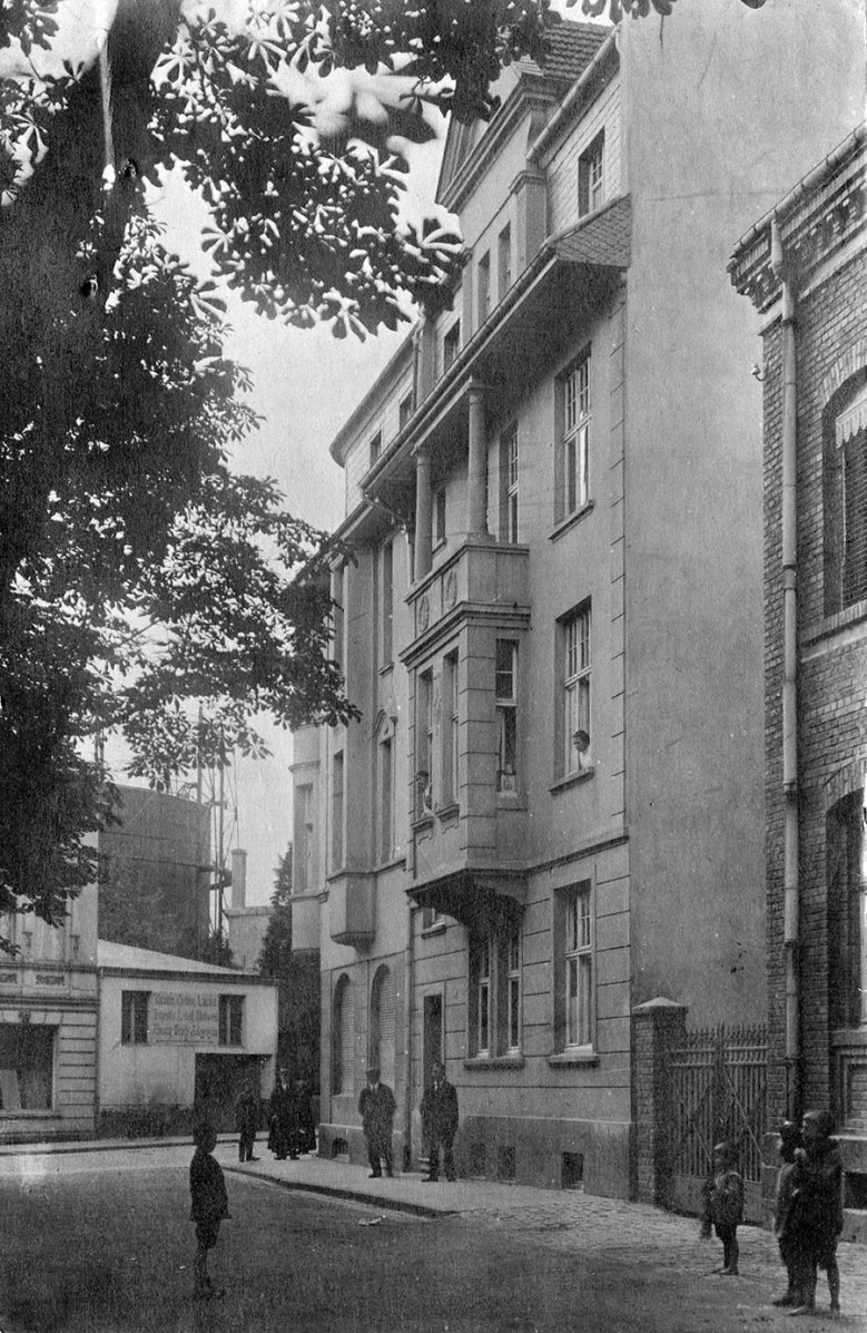 2020-10-28_gaswerk.jpg Friedensplatz, im Hintergrund das Gaswerk mit Kessel, um 1915