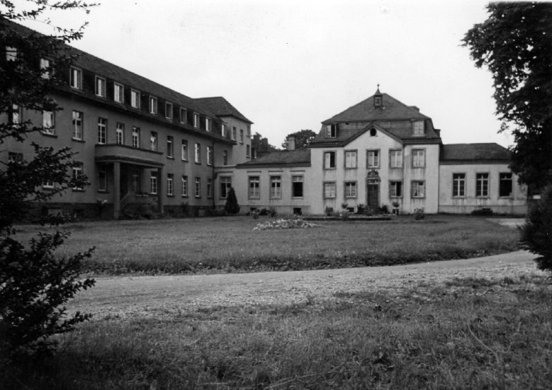 2020-10-28_haus-zur-muehlen.jpg Haus zur Mühlen um 1941, links der Neubau der städtischen Krankenhaus-Abteilung für Infektionskranke