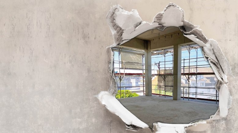 2020-08-28_rsh-baustellenführungen Loch in einer Wand gibt den Blick auf eine Glasfassade frei