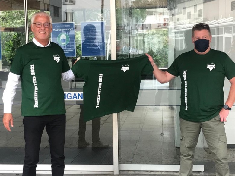 2020-09-03_cvjm Bürgermeister Franz Huhn und Kai Decker-Konradi präsentieren das „Freizeitretter 2021“-Shirt vor dem Rathaus.