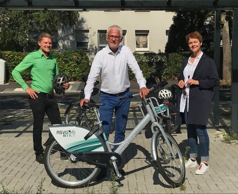 2020-09-03_leihraeder Rudolf Bergen, Bürgermeister Franz Huhn und Barbara Guckelsberger mit einem "RSVG-Bike".