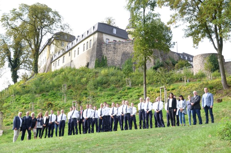 2020-09-03_neuzugaenge-polizei Gruppenfoto junger Polizistinnen und Polizisten auf der Wiese am Michaelsberg mit Blick auf das ehemalige Klostergebäude.
