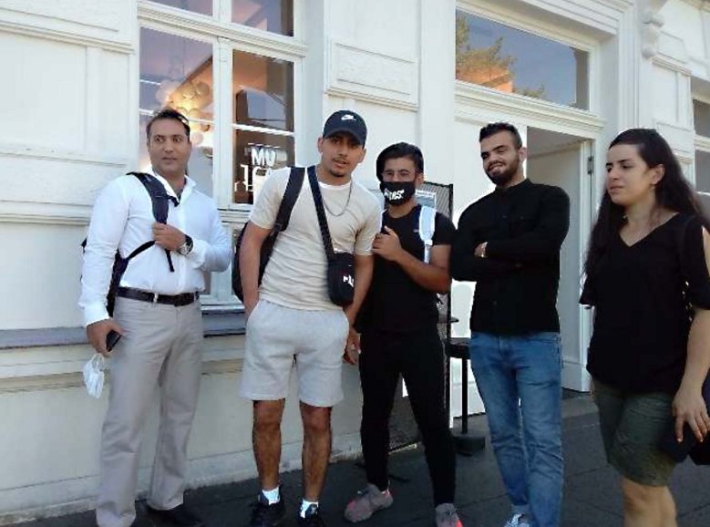 2020-09-05_fluechtlinge Fünf junge Menschen, vier Männer und eine Frau, vor dem Eingang des Stadtmuseums.