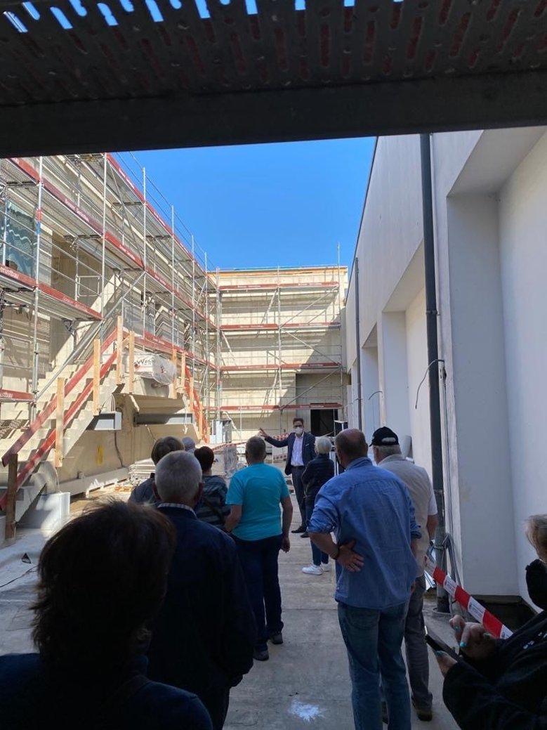 2020-09-07_rsh-baustellenfuehrung Hallenleiter Frank Baake zeigt Interessierten das neue Patio, das zwischen Alt- und Neubau von Rhein-Sieg-Halle/Rhein Sieg Forum entsteht.