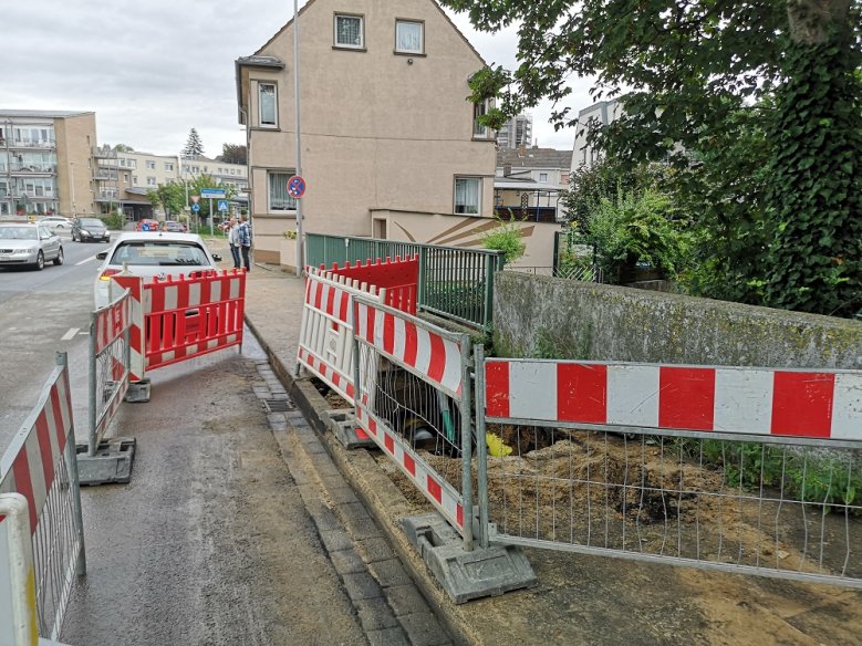 2020-09-08_fw-wasserrohrbruch Durch einen Wasserrohrbruch gesperrter Gehweg.