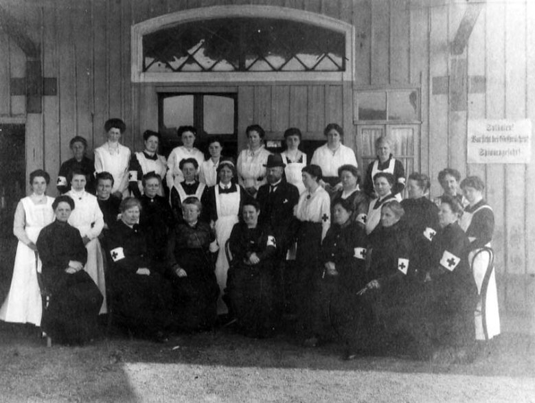 2020-09-13_lazaretthelferinnen.jpg Lazaretthelferinnen am Siegburger Bahnhof