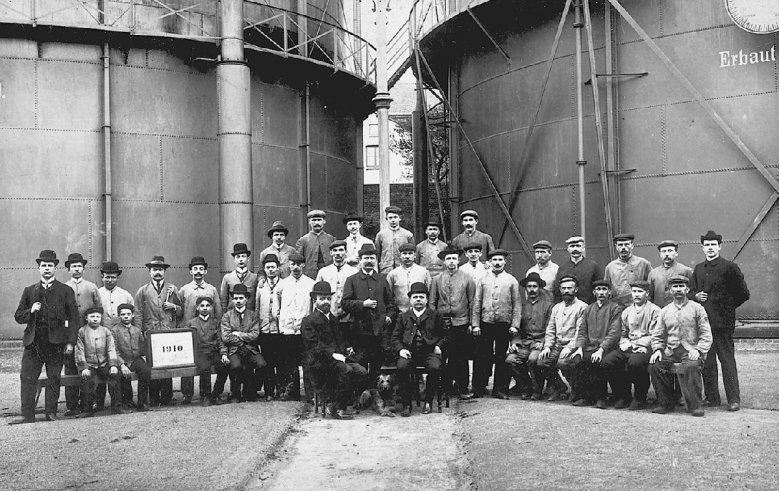 2020-09-27_gaswerk.jpg Siegburger Gasometer mit Gaswerk-Belegschaft, 1910