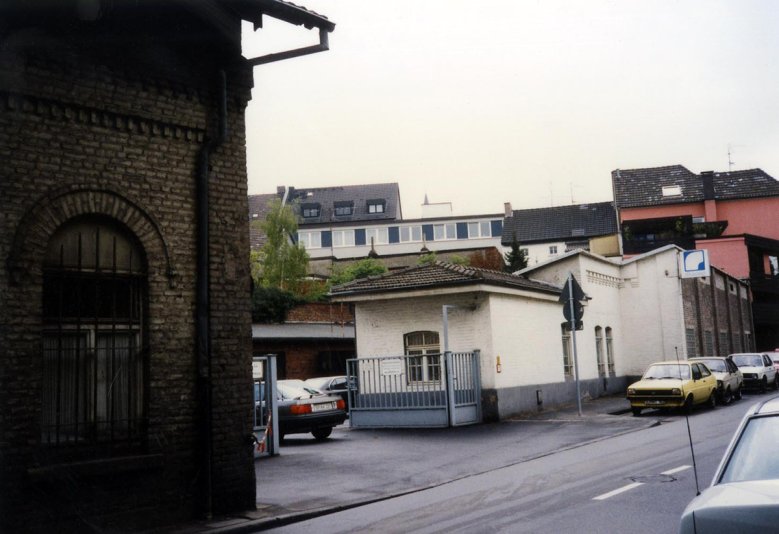 2020-09-28_gaswerk.jpg Vormals Gaswerk, die Einfahrt zum Rhenag-Gelände an der Bachstraße, heute steht dort die Rhein-Sieg-Halle, im Jahre 1990. Sechs Jahre später dann der Abriss.