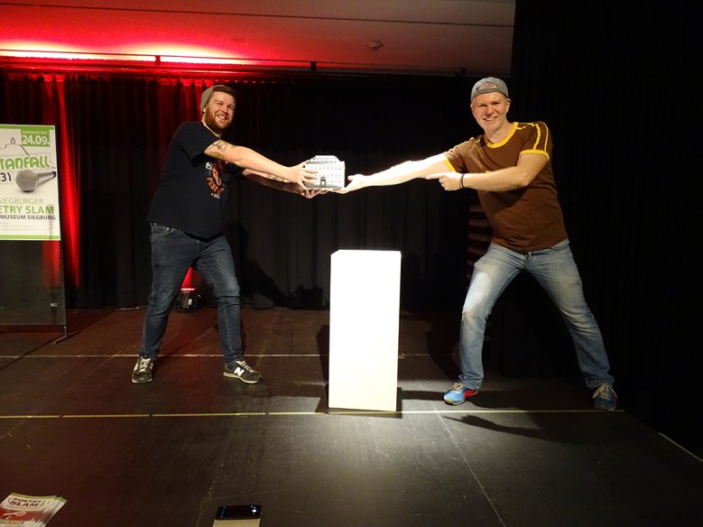 2020-09-29_poetry-slam.jpg Poetry-Slam - links Malte (Küppers) mit Slam-Moderator mario el toro