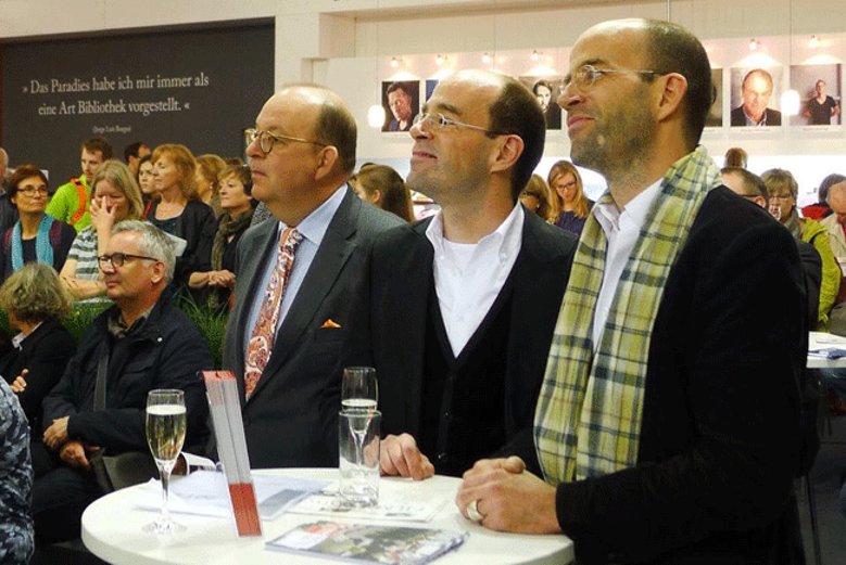 April-Lesung Denis Scheck mit den Brüdern Paul und Andreas Remmel von der seinerzeitigen Siegburger Buchhandlung R² bei der Frankfurter Buchmesse 2014