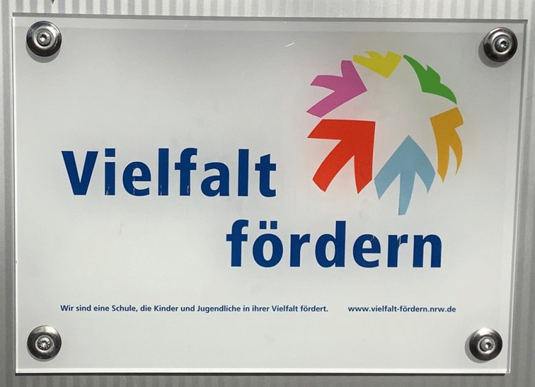 Gesamtschule Schild an der Gesamtschule "Vielfalt fördern"