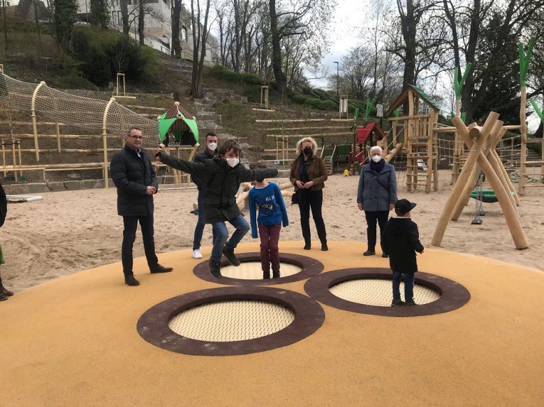 Spielplatz Michaelsberg Auf einem Trampolin hüpfende Kinder, dahinter Bürgermeister Stefan Rosemann sowie seine Stellvertreter Oliver Schmidt, Susanne Haase-Mühlbauer und Britta Pahlenberg