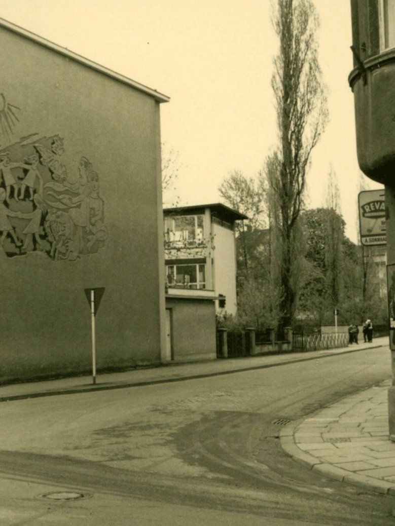 Sgraffito 1965 Wandbild an der Turnhalle im Mai 1965