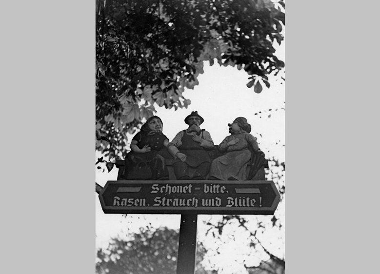 Michaelsberg geschnitztes Hinweisschild auf dem Michaelsberg 1956