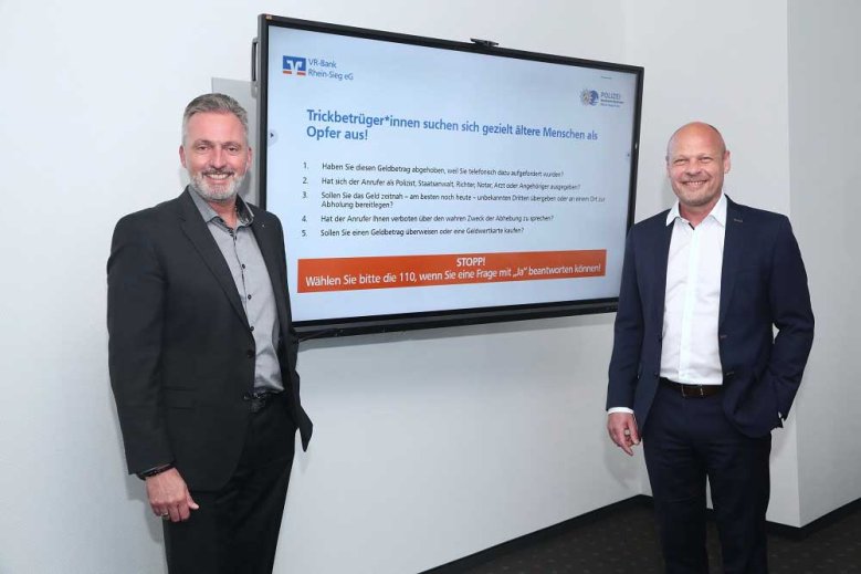 Polizei Kriminaldirektor Dirk Schuster (rechts), und Holger Hürten (links), Vorstandsvorsitzender der VR-Bank Rhein-Sieg