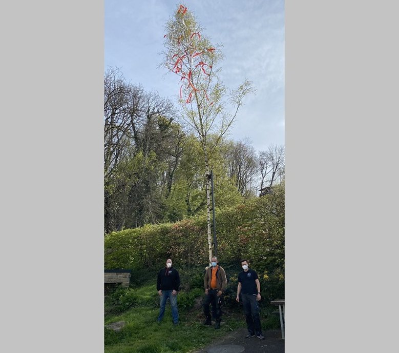 JGV-Alt Wolsdorf Aufgestellter Maibaum des JGV Alt-Wolsdorf
