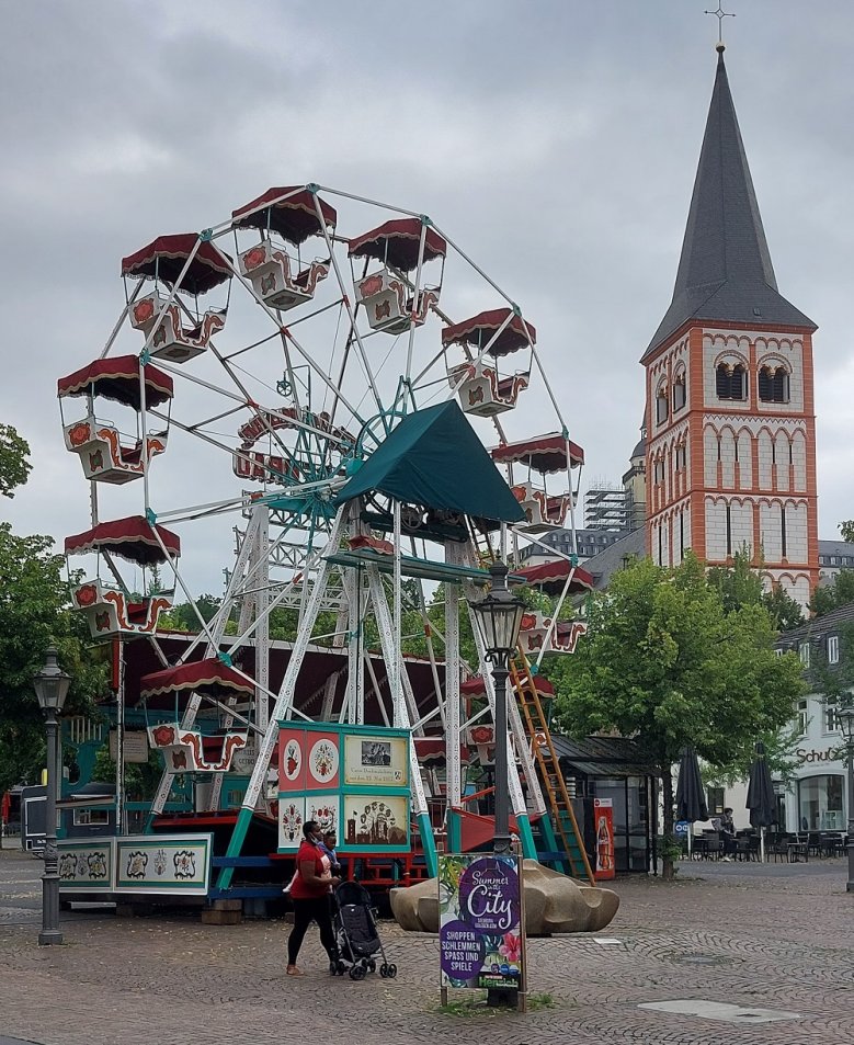 Riesenrad Historisches Riesenrad auf dem Markt, im Hintergrund St. Servatius.