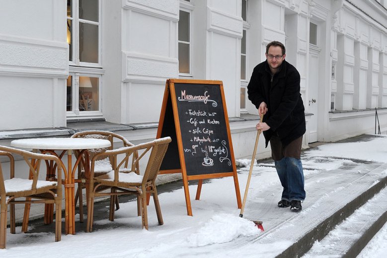 Schnee vor dem Stadtmuseum Harry Goltz beim Schneeschieben auf den Stufen vor dem Stadtmuseum