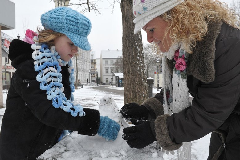 Schnee2 Mutter und Tochter bauen kleinen Schneemann