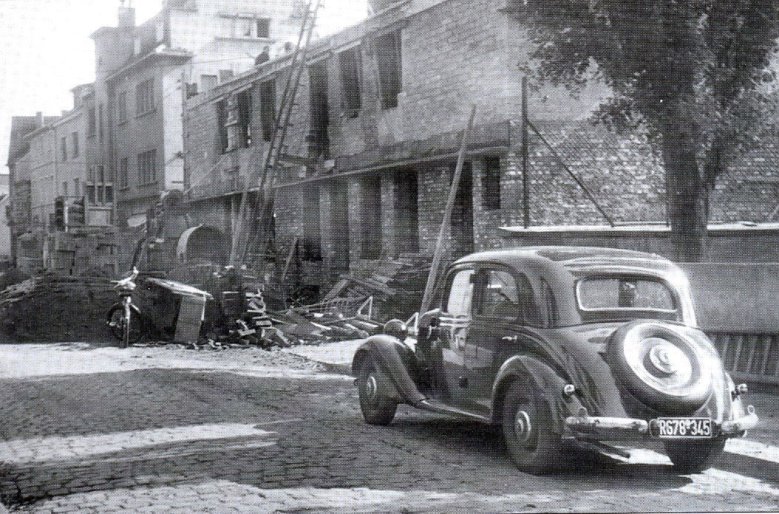 Em Döppe an der Ecke Kaiserstraße/Heinrichstraße 1956 Baumaßnahme Heinrichstraße 1956, rechts der heutige VHS-Parkplatz, links die Kreuzung zur Kaiserstraße