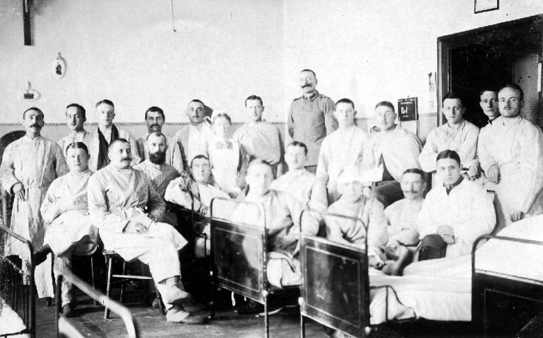 Lazarett auf dem Michaelsberg 1916 Gruppenbild mit Krankenbett - Verwundete im Lazarett auf dem Michaelsberg 1916