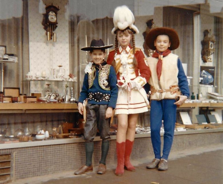 Funkemariechen 1964 Karneval 1964: Funkemariechen Monika Kehlenbach in vollem Ornat mit Joachim Schneider (rechts) und Helmut Achilles